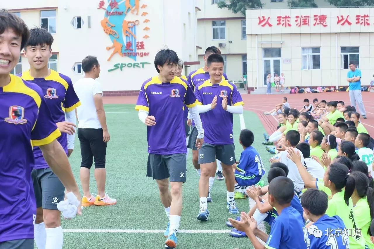 踢足球冠军是谁_学生踢足球拿冠军_踢足球得冠军的说说