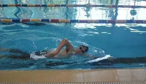 游泳打腿教学_游泳打腿考核技巧_游泳腿法