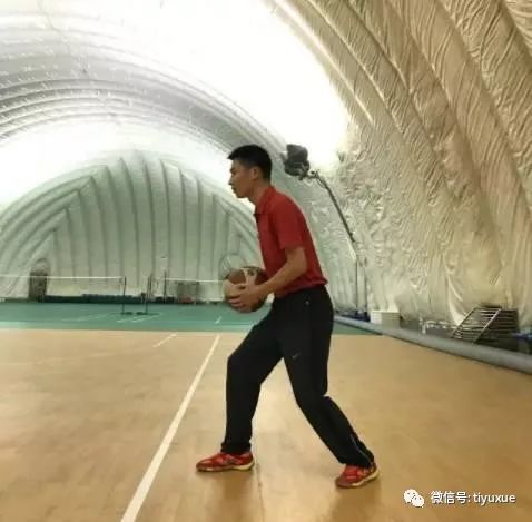 篮球转身动作要领_篮球的转身怎么带球视频_篮球转身抱球技巧