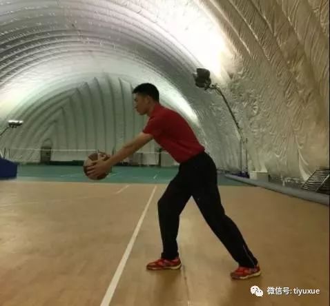 篮球转身抱球技巧_篮球转身动作要领_篮球的转身怎么带球视频