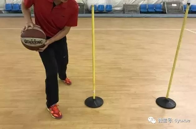 篮球转身抱球技巧_篮球的转身怎么带球视频_篮球转身动作要领