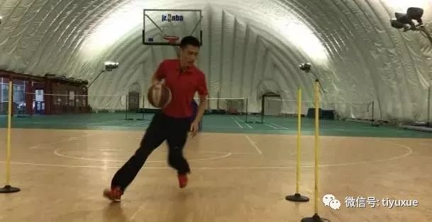 篮球的转身怎么带球视频_篮球转身抱球技巧_篮球转身动作要领
