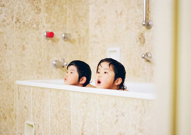 5岁孩子如何教游泳的技巧_如何教孩子游泳视频教程_游泳技巧教孩子学什么