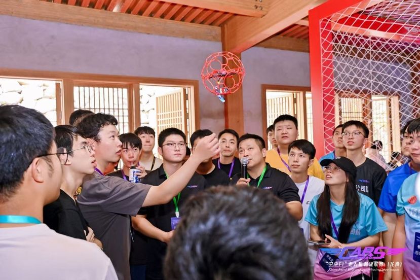 无人制足球比赛规则_足球竞技无人机比赛规则_足球场上的无人机