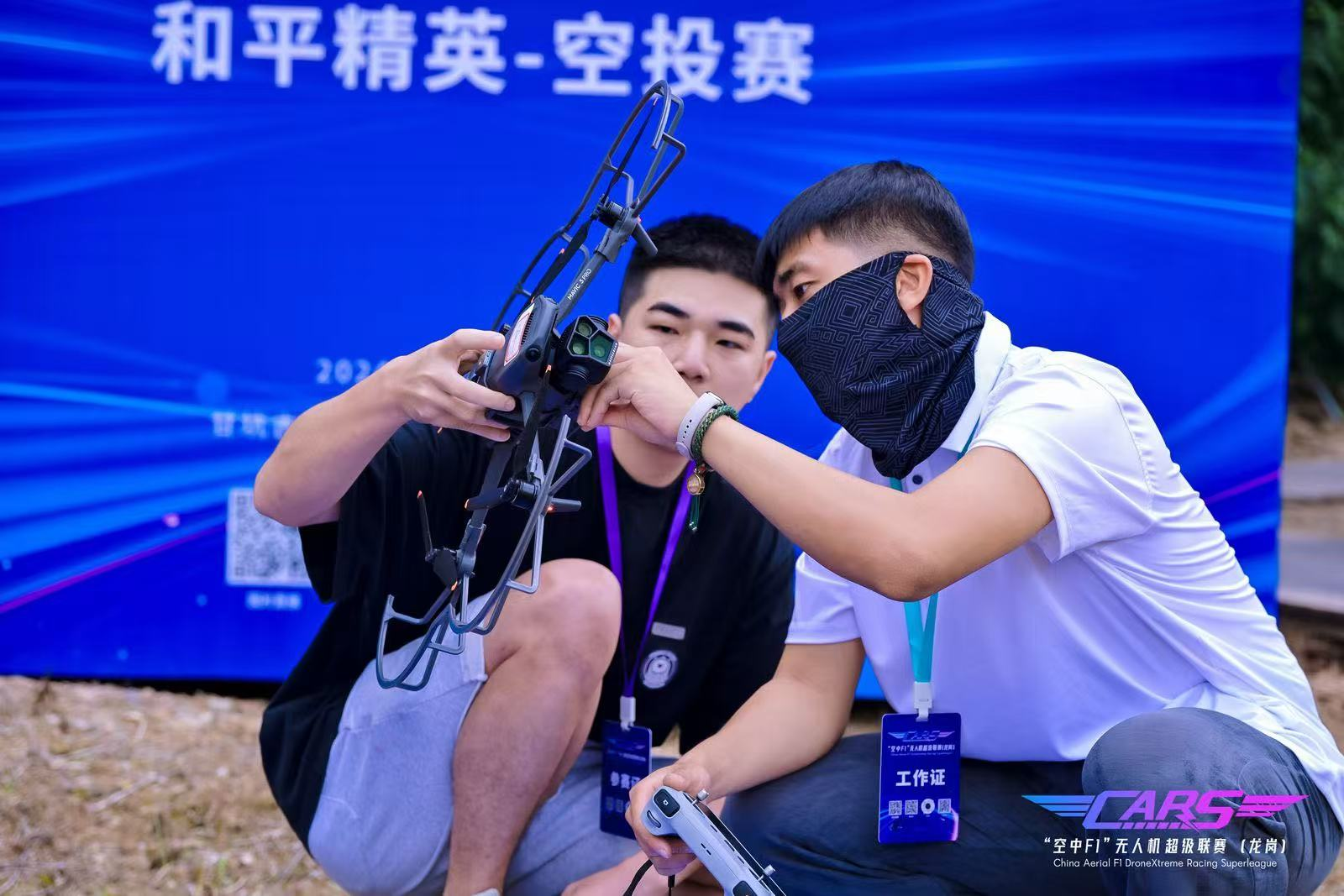 足球场上的无人机_无人制足球比赛规则_足球竞技无人机比赛规则