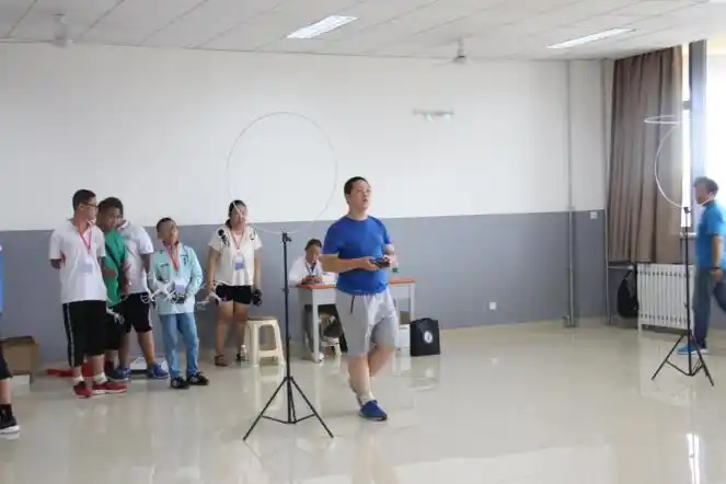 足球场上的无人机_足球联赛无人_足球竞技无人机比赛规则