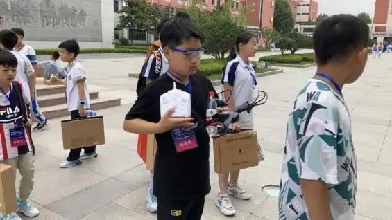 足球场上的无人机_足球联赛无人_足球竞技无人机比赛规则