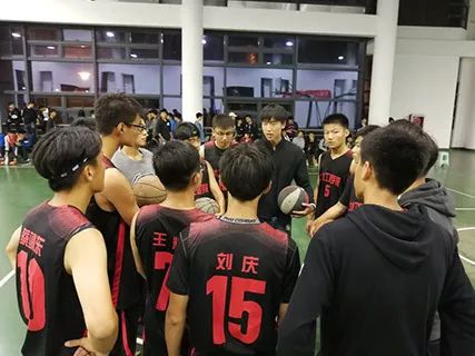篮球弧线跑位规则_篮球弧线规则跑位怎么算_篮球圆弧线